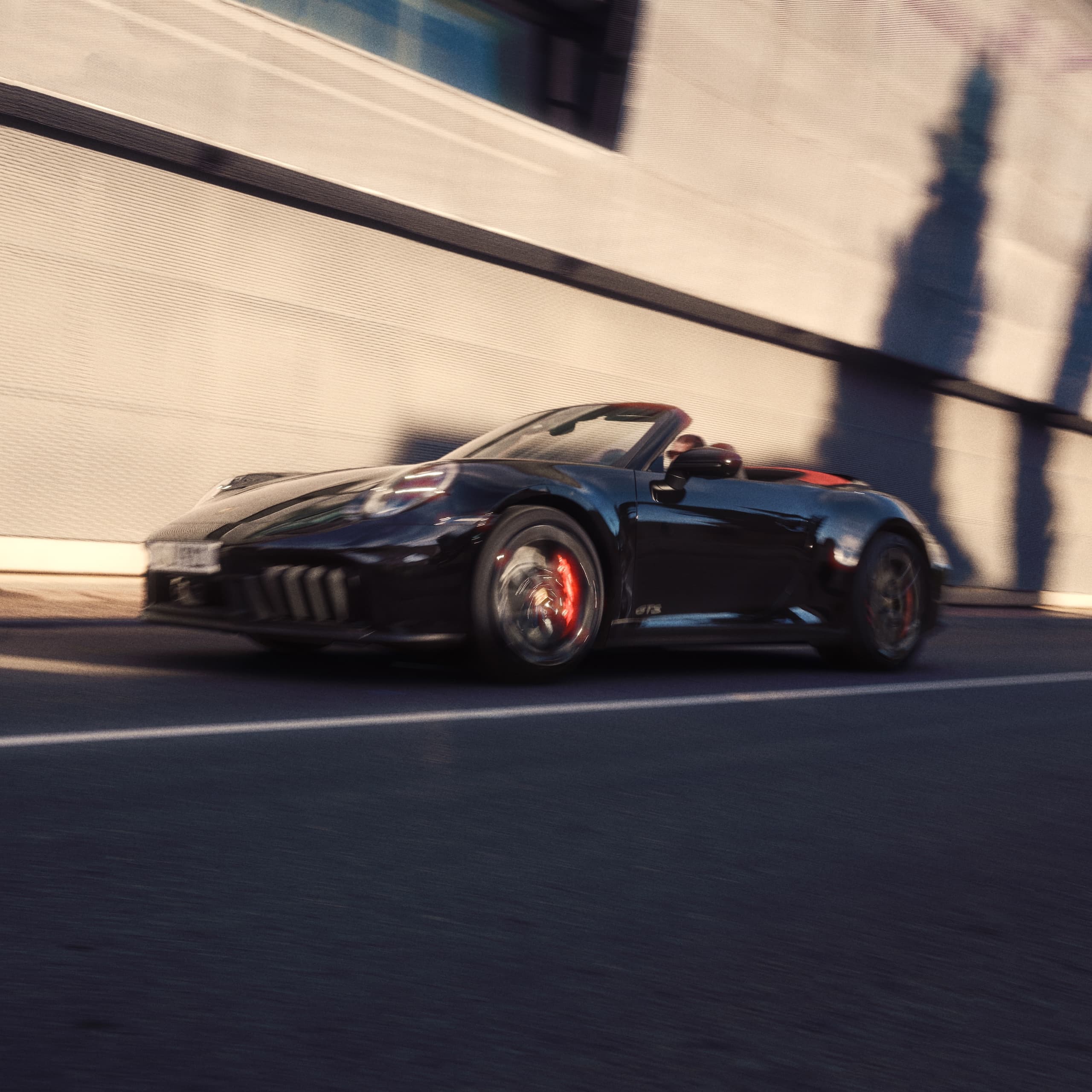 Une Porsche 911 circulant sur une route.